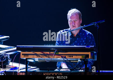 Jez Smith de John Lees Barclay James Harvest' il se produit sur la scène du Theater am Aegi le 31 octobre 2018 à Hanovre, en Allemagne. Banque D'Images