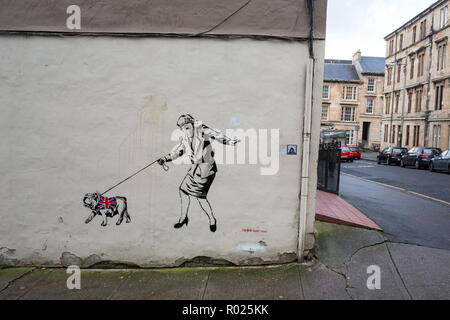 Glasgow, Ecosse, 1er novembre 2018. Les yeux bandés, un premier ministre Theresa peut à la tête d'un bouledogue britannique portant un manteau Union jack - un Brexit commentaire street art graffiti au pochoir mural /de l'artiste connu sous le nom de 'l'ours Rose' rebelle, dans le West End de Glasgow, Ecosse, le 01 novembre 2018. Image Crédit : Jeremy Sutton-Hibbert/Alamy News Crédit : Jeremy sutton-hibbert/Alamy Live News Banque D'Images