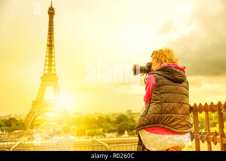 Photographe sur place du Trocadéro de Tour Eiffel au coucher du soleil. Femme voyageur à Paris, France, Europe. La Tour Eiffel sur fond flou. Voyages et tourisme en Europe. Banque D'Images