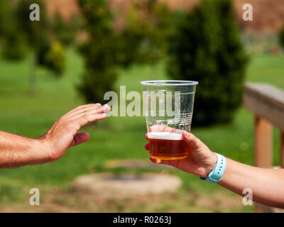 Arrêt de l'alcool concept. Un homme faisant un geste d'arrêt d'un verre de bière Banque D'Images