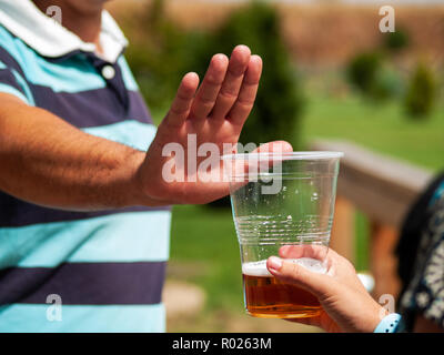 Arrêt de l'alcool concept. Un homme faisant un geste d'arrêt d'un verre de bière Banque D'Images