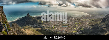 CAPE TOWN, AFRIQUE DU SUD, le 17 août 2018 : Panorama de Lions Head, Signal Hill, Robben Island et une partie de la ville du Cap comme vu du haut de montage sur table Banque D'Images