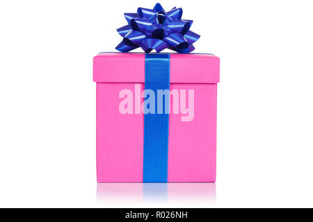 Cadeau d'anniversaire de mariage de Noël présent boîte rose isolé sur fond blanc Banque D'Images