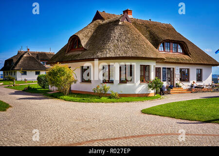 Vieilles maisons en bois avec un toit de roseaux Banque D'Images
