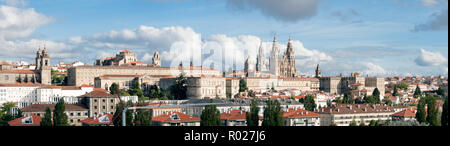 Santiago de Compostela vue panoramique en Galice, l'Espagne et l'incroyable cathédrale avec la nouvelle façade restaurée. La haute résolution Banque D'Images