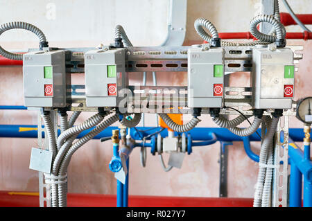 Les actionneurs électriques sont connectés avec des câbles dans une plaque de métal ondulation. Banque D'Images