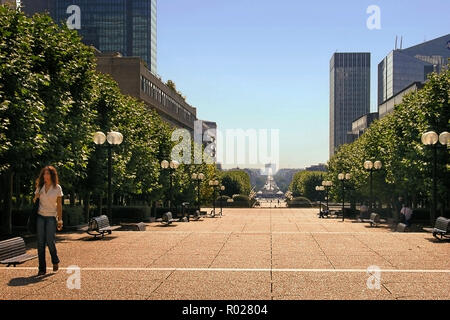 En regardant l'axe Historique de l'Esplanade du Général de Gaulle, la Défense, Paris vers l'Arc de Triomphe et la Place de l'Étoile Banque D'Images