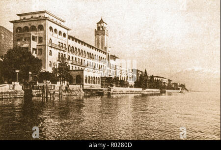 Italie Lombardie Gardone Riviera - Carte postale de Gardone Riviera avec Grand Hotel Gardone en 1905 Banque D'Images