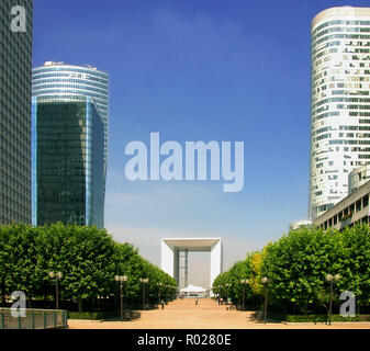 Jusqu'à l'axe Historique de l'Esplanade du Général de Gaulle en direction de La Grande Arche de la Défense, Paris Banque D'Images