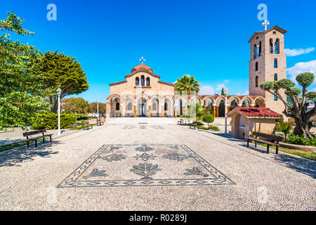 L'église orthodoxe de Saint Nektarios avec clocher à Faliraki (Rhodes, Grèce) Banque D'Images