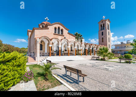 L'église orthodoxe de Saint Nektarios avec clocher à Faliraki (Rhodes, Grèce) Banque D'Images