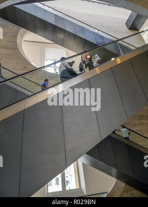 PARIS, FRANCE - 28 août 2013 : - escaliers mécaniques dans le musée du Louvre Banque D'Images