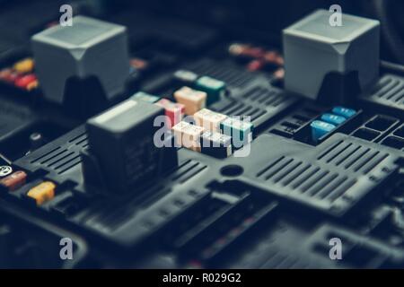 Fusibles automobiles contenant. Boîte à fusibles voiture photo gros plan. Les systèmes électriques de l'automobile. Banque D'Images