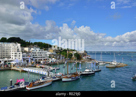 Port de Cowes sur une journée ensoleillée à l'extérieur, vers le Solent au cours de la semaine de Cowes Lendy (2018), Cowes, île de Wight, Royaume-Uni Banque D'Images