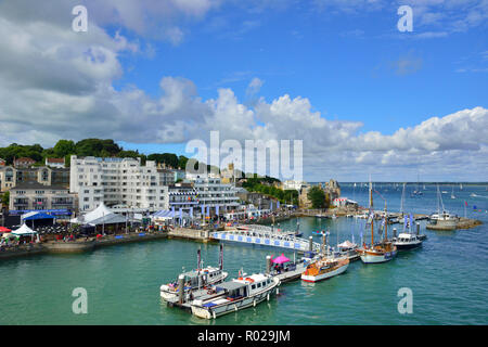 Port de Cowes sur une journée ensoleillée à l'extérieur, vers le Solent au cours de la semaine de Cowes Lendy (2018), Cowes, île de Wight, Royaume-Uni Banque D'Images