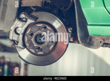 Disque de frein voiture endommagée en attente de remplacement dans le Service automobile. L'industrie automobile. Banque D'Images