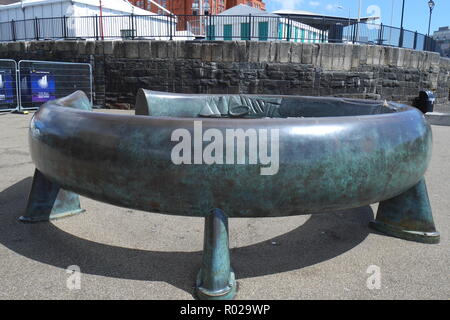 Bague Celtique Bronze, sculptée par Harvey capot, près de Mermaid Quay, la baie de Cardiff, Pays de Galles, Royaume-Uni Banque D'Images