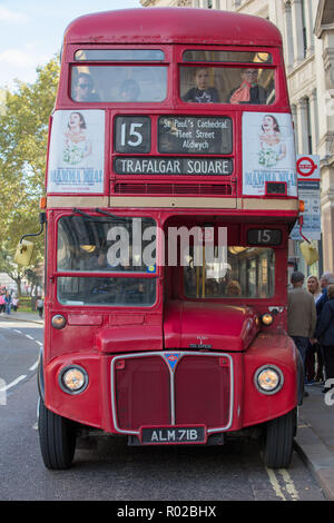 15 route de bus à Londres, au Royaume-Uni, en raison d'un traditionnel, et du patrimoine emblématique red bus entre Trafalgar Square et la Tour de Londres, principalement pour les touristes Banque D'Images