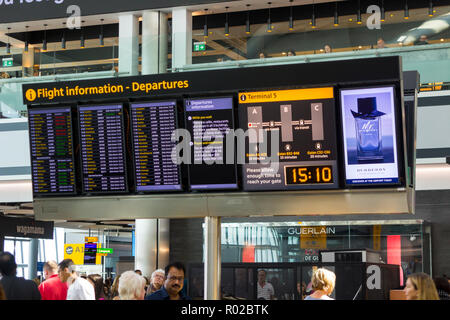 2 mai 2018 un grand affichage numérique d'information de vol d'administration à la borne 5 de départ dans l'aéroport d'Heathrow en Angleterre, cet aéroport est l'un des larg Banque D'Images