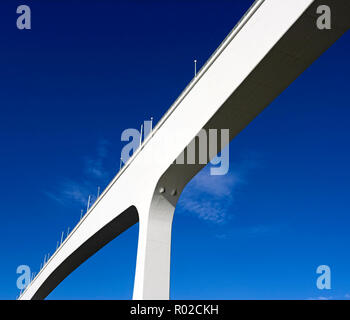 L'un des plusieurs ponts sur le fleuve Douro à Porto, Portugal, contre ciel bleu profond. Celui-ci est l'un des plus récents en béton armé ; Banque D'Images