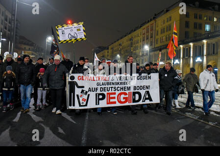 Les partisans de l'Pegida sont vues tenant une bannière pendant la manifestation. Le Pegida patriotique (les Européens contre l'islamisation de l'Ouest), manifestation hebdomadaire à la place Neumarkt. Banque D'Images