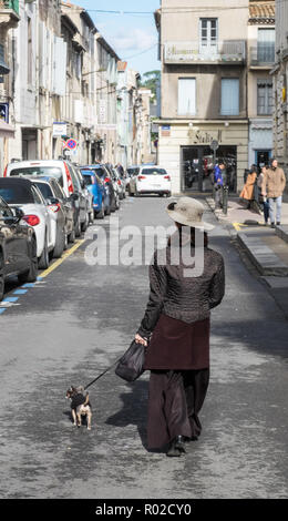 Style élégant,femme,marche,marche,son,chien,Animaux,ville,centre,Carcassonne, Aude, Sud,de,France,French,Europe,Europe, Banque D'Images