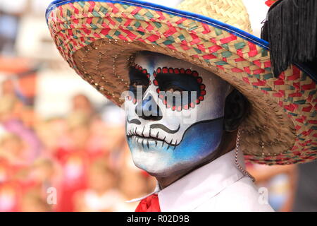  Hombre con hermoso maquillaje de calaveras de azúcar en la celebración del Día de los Muertos Foto de stock