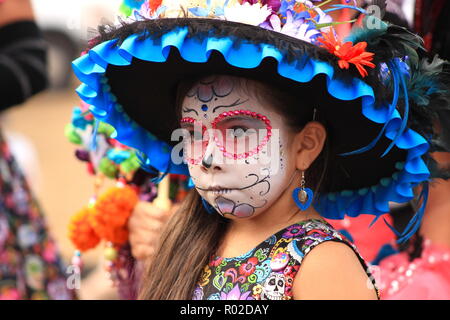 Jeune fille avec le joli crâne en sucre (Catrina) un miroir à jour des Morts (Dia de los Muertos) célébration Banque D'Images