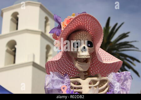 Un Catrina figure affiché durant le Jour des Morts (dia de los metros) célébration, Tour de San Luis Rey mission dans l'arrière-plan Banque D'Images