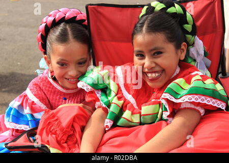 Les jeunes filles en robe traditionnelle mexicaine s'amuser pendant qu'ils attendent de leur rendement Banque D'Images