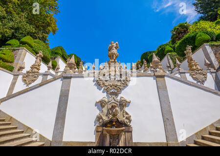 Escalier baroque du Bom Jesus do Monte Tenoes sanctuaire, dans le nord du Portugal, destination de pèlerinage avec des vues panoramiques sur la ville de Braga à partir du haut de la montagne. Banque D'Images