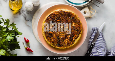 Bannière de salé salé Upside-Down pie de chou blanc, carottes et oignons. sans gluten sans oeuf , avec farine de pois chiche. petit déjeuner en famille ou un parti s Banque D'Images