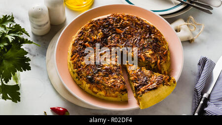 Bannière de salé salé Upside-Down pie de chou blanc, carottes et oignons. sans gluten sans oeuf , avec farine de pois chiche. petit déjeuner en famille ou un parti s Banque D'Images