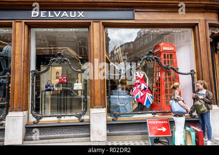 Londres Angleterre,Royaume-Uni Mayfair,New Bond Street,shopping shopper shoppers magasins marché marchés achats vente, magasin de détail magasins d'affaires Banque D'Images