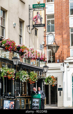 London England,UK,Mayfair,Duke of York Pub,pub historique bar public House,extérieur,pub Greene King,extérieur,jardinières de fleurs,panneau,UK GB English Europe,U Banque D'Images