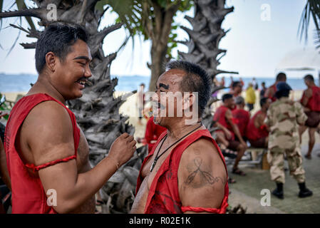 Thaïlande man maquillage visage d'ami en vue de la participation à un événement historique qui a eu lieu en Asie du sud-est de Pattaya Banque D'Images