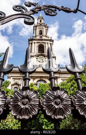 Londres, Angleterre, Royaume-Uni, Covent Garden Strand, St.Église Saint Mary-le-Strand, extérieur, portail en fer forgé orné, clocher de l'horloge, architecte James Gibb Banque D'Images