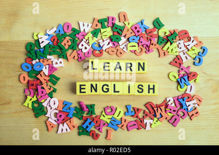 Apprendre Anglais message près d'un tas d'autres lettres sur bois board background Banque D'Images