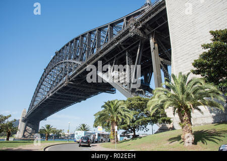 Sydney, Nouvelle-Galles du Sud, Australia-December 21,2016 : le Pont du Port de Sydney avec des palmiers et de la route à Sydney, Australie Banque D'Images