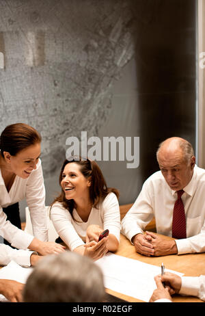 Groupe d'architectes brainstorming autour d'une table de conférence. Banque D'Images