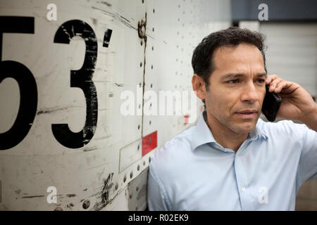 Concerné businessman talking on a cell phone. Banque D'Images