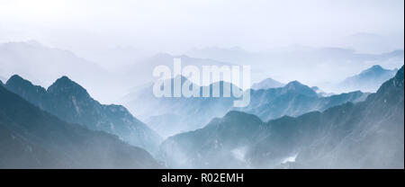 Chaîne de montagnes lointaines dans la brume Banque D'Images