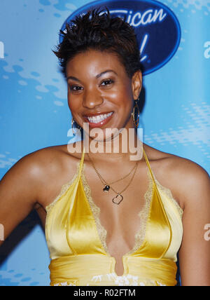 Stephanie Edwards arrivant à l'American Idol, le Top 12 des candidats à la finale à l'Astra Restaurant à Los Angeles. portrait sourire jaune yeux topEdwardsStephanie012 Red Carpet Event, Vertical, USA, Cinéma, Célébrités, photographie, Bestof, Arts, Culture et divertissement, Célébrités Topix fashion / Vertical, Best of, événement dans la vie d'Hollywood, Californie - Tapis rouge et en backstage, USA, Cinéma, Célébrités, cinéma, télévision, Célébrités célébrités musique, photographie, Arts et culture, Bestof, divertissement, Topix headshot, vertical, une personne, à partir de l'an Banque D'Images