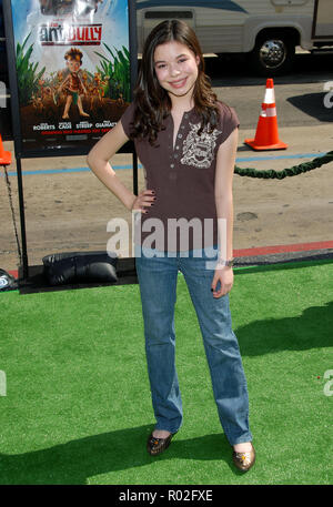 Miranda Cosgrove arrivant à l'ANT BULLY Premiere au Chinese Theatre de Los Angeles. Le 23 juillet 2006. contact avec les yeux smileCosgroveMiranda pleine longueur024 Red Carpet Event, Vertical, USA, Cinéma, Célébrités, photographie, Bestof, Arts, Culture et divertissement, Célébrités Topix fashion / Vertical, Best of, événement dans la vie d'Hollywood, Californie - Tapis rouge et en backstage, USA, Cinéma, Célébrités, cinéma, télévision, Célébrités célébrités musique, photographie, Arts et culture, Bestof, divertissement, Topix, vertical, une seule personne, à partir de l'année 2006, enquête tsuni@Gamma-USA Banque D'Images