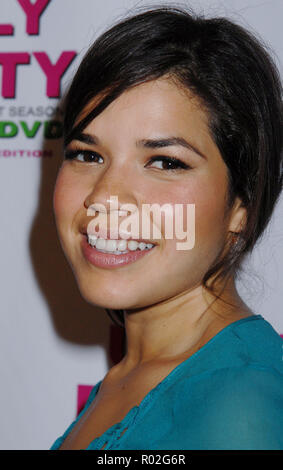 America Ferrera arrivant à la Ugly Betty Sortie DVD au bar Sky à Los Angeles. portrait les yeux vert sourire topFerreraAmerica 123 Red Carpet Event, Vertical, USA, Cinéma, Célébrités, photographie, Bestof, Arts, Culture et divertissement, Célébrités Topix fashion / Vertical, Best of, événement dans la vie d'Hollywood, Californie - Tapis rouge et en backstage, USA, Cinéma, Célébrités, cinéma, télévision, Célébrités célébrités musique, photographie, Arts et culture, Bestof, divertissement, Topix headshot, vertical, une personne, à partir de l'an 2007, enquête tsuni@Gamma-USA.c Banque D'Images