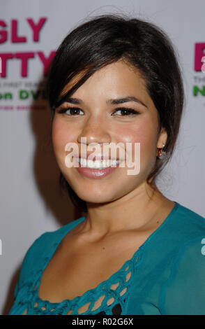 America Ferrera arrivant à la Ugly Betty Sortie DVD au bar Sky à Los Angeles. portrait les yeux vert sourire topFerreraAmerica 124 Red Carpet Event, Vertical, USA, Cinéma, Célébrités, photographie, Bestof, Arts, Culture et divertissement, Célébrités Topix fashion / Vertical, Best of, événement dans la vie d'Hollywood, Californie - Tapis rouge et en backstage, USA, Cinéma, Célébrités, cinéma, télévision, Célébrités célébrités musique, photographie, Arts et culture, Bestof, divertissement, Topix headshot, vertical, une personne, à partir de l'an 2007, enquête tsuni@Gamma-USA.c Banque D'Images