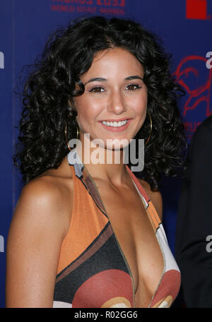 Emmanuelle Chriqui arrivant à la Stunt Awards sur le Lot Paramount à Los Angeles. 25 septembre 2005.ChriquiEmanuelle140 Red Carpet Event, Vertical, USA, Cinéma, Célébrités, photographie, Bestof, Arts, Culture et divertissement, Célébrités Topix fashion / Vertical, Best of, événement dans la vie d'Hollywood, Californie - Tapis rouge et en backstage, USA, Cinéma, Célébrités, cinéma, télévision, Célébrités célébrités musique, photographie, Arts et culture, Bestof, divertissement, Topix headshot, vertical, une personne, à partir de l'an 2005, enquête tsuni@Gamma-USA.com Banque D'Images