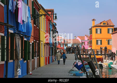 Le Rio della Giudecca, Burano, Veneto, Italie : Fondamenta della Giudecca, avec des maisons aux couleurs vives, des passants et des bateaux amarrés Banque D'Images