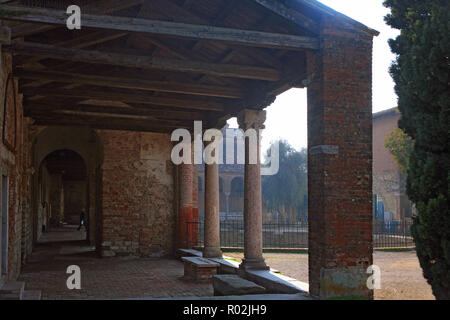 Cathédrale de Santa Maria Assunta, Torcello, Veneto, Italie : la façade à arcades de la cathédrale, avec le baptistère creusé en face Banque D'Images