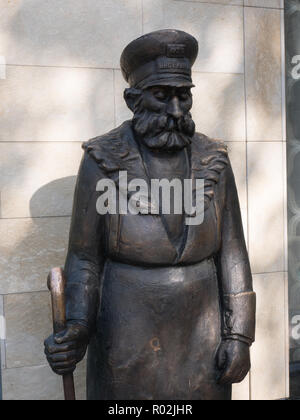 Statue en bronze d'après le portier par Niko Pirosmani, un célèbre peintre géorgien, situé à Tbilissi, Géorgie. Banque D'Images